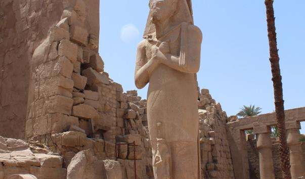 Статуї Рамзеса II і Нефертарі