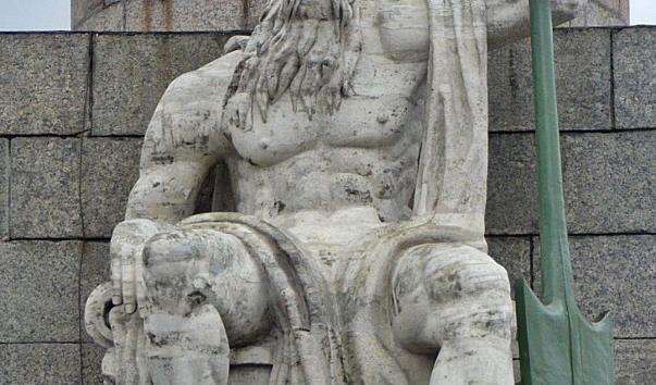 Скульптура Дніпро у підстави Ростральної колони