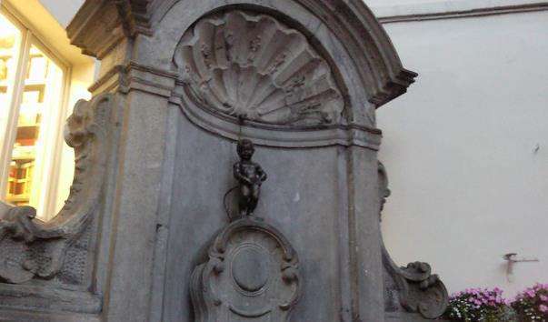 Скульптура хлопчик, який пісяє в Брюсселі