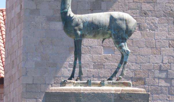 Статуї оленя і оленіхи у Родосі