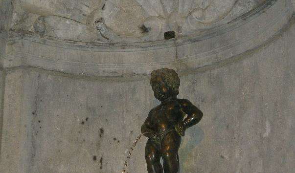 Скульптура хлопчик, який пісяє в Брюсселі