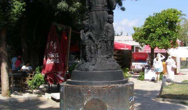 Памятник Св. Миколі Чудотворцю в Демре