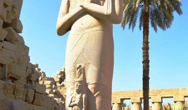 Статуї Рамзеса II і Нефертарі