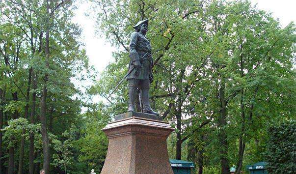 Памятник Петру I в Петергофі