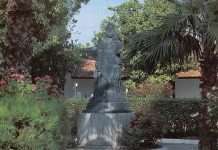 Памятник Св. Миколі Чудотворцю в Демре