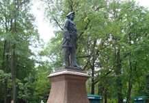 Памятник Петру I в Петергофі