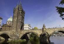 Малостранськую мостові вежі