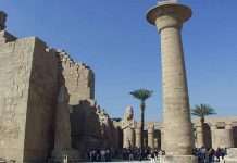 Колона великого павільйону Тахарки