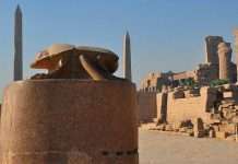 Статуя священного жука-скарабея