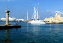 Статуї оленя і оленіхи у Родосі