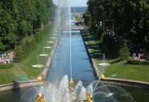 Морський канал з алеєю фонтанів