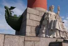 Скульптура Волга у підстави Ростральної колони