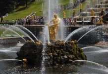 Фонтан Самсон, що роздирає пащу лева