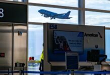 American Airlines стикається з різкою критикою від пілотів та бортпровідників