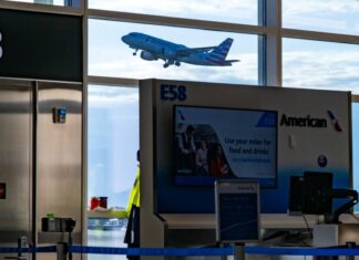 American Airlines Menghadapi Kritik Tajam dari Pilot dan Pramugari