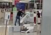 Un Britannique arrêté après un carnage dans un kiosque à l’aéroport et fait face à des accusations en matière de drogue