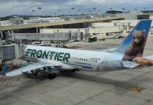 Рейс Frontier зірвано через загрозу вибухом та напади