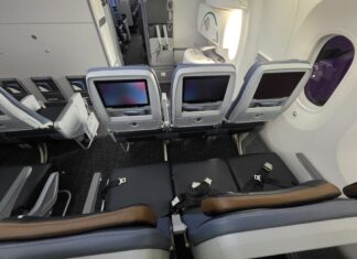 Konflikt mezi cestujícími eskaluje kvůli sklopným sedadlům v letadle