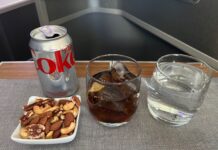 Бортпровідники: Давати банку чи ні? Погляд пасажира