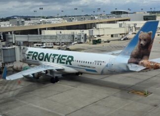 Frontier Airlines jest oskarżane o celowe łapanie pasażerów w pułapkę poprzez rygorystyczne zasady odprawy i interwencję policji