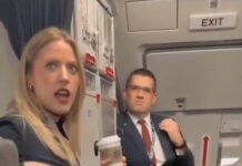 Стюардеса American Airlines помічає телефон, спрямований на жінку, — робить інтелектуальну перевірку безпеки в момент посадки, «не хвилює»