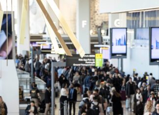 Le transport aérien américain est confronté au chaos : retards, impact de l’arrêt et problèmes de sécurité