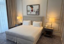 Класична чарівність та сучасна вигода: Огляд готелю Hotel du Louvre Paris