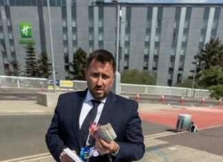 Pattsituation am Flughafen wegen einer nassen Blase und einem Zaun