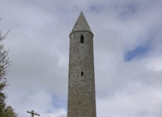 La torre redonda de Rattoo sigue en pie