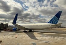 Співробітник United Airlines назвав пасажира грубіяном. Інтернет вибухнув