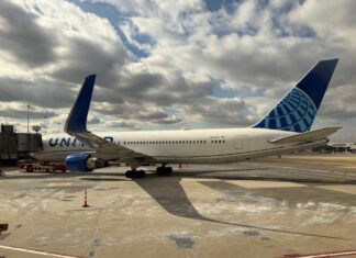 Сотрудник United Airlines назвал пассажира грубияном. Интернет взорвался
