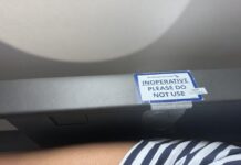 Пасажир бізнес-класу American Airlines був змушений пересісти на економ-клас через підлокітник