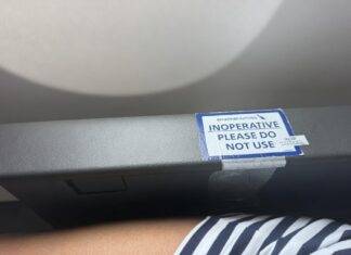 Pasażer klasy biznes American Airlines został zmuszony do zmiany foteli na klasę ekonomiczną ze względu na podłokietnik